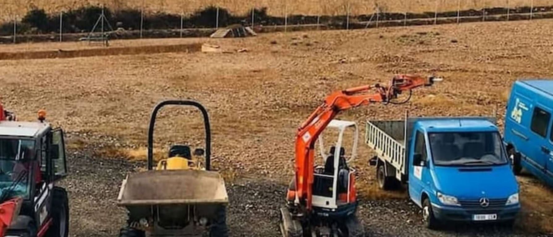 excavadora, camion y maquinaria de construcción al aire  libre